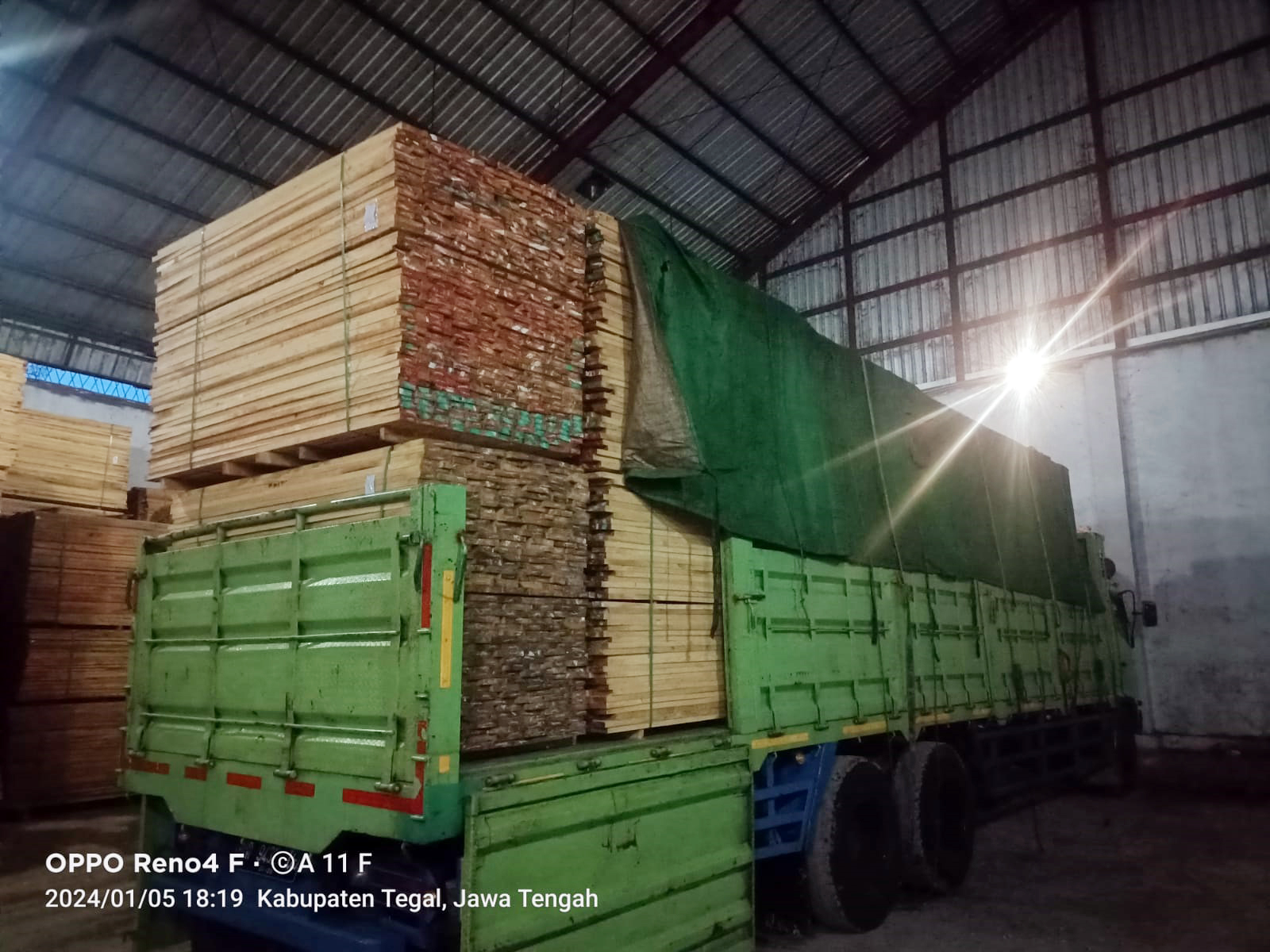 Loading Kayu di Gudang - Proses Packaging